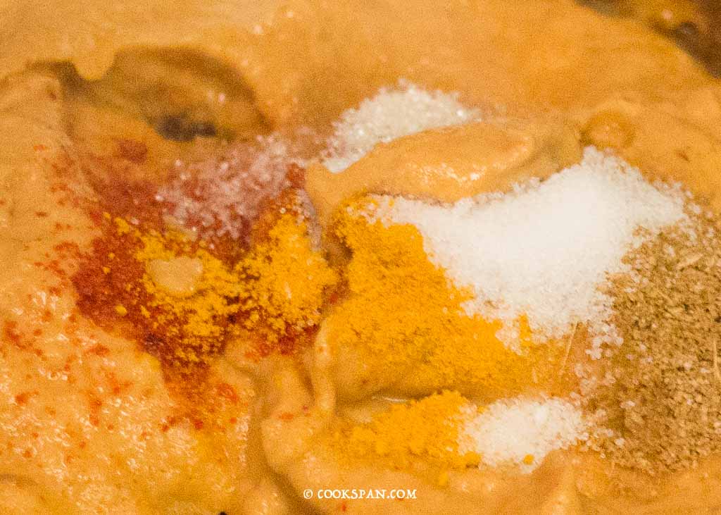 Adding powdered spices to the gravy