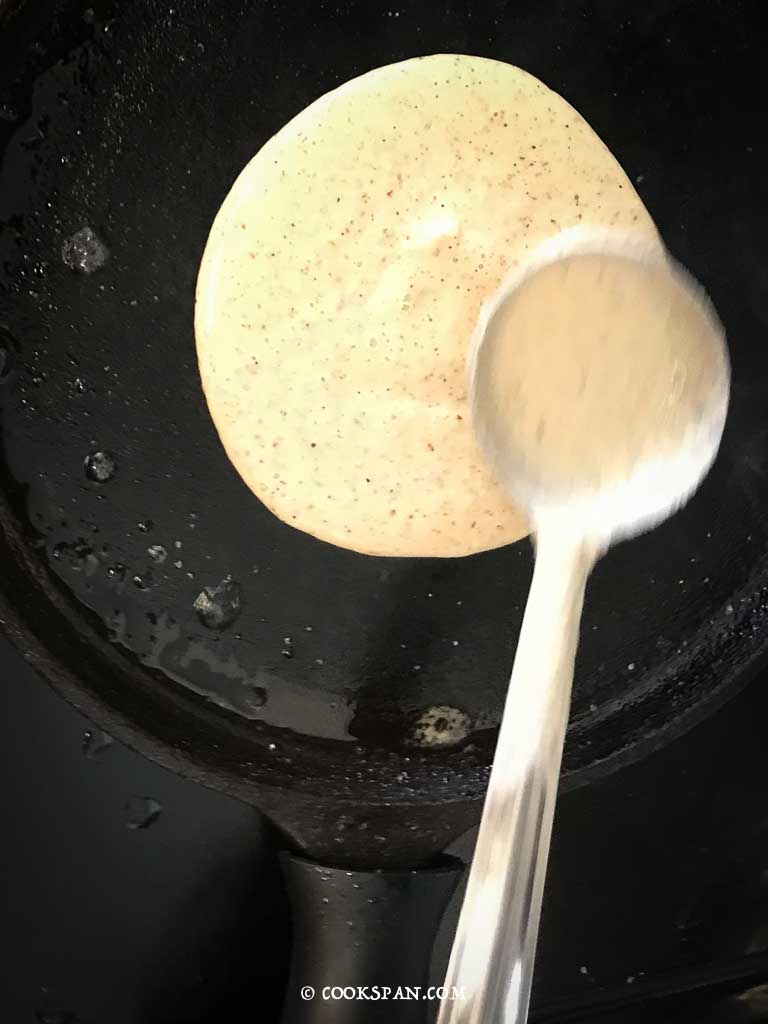 Spreading the laddle full of Batter