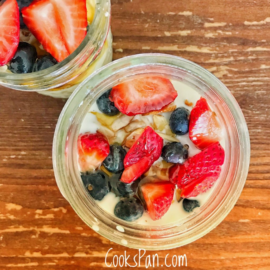 Overnight oats with Berries and Almonds